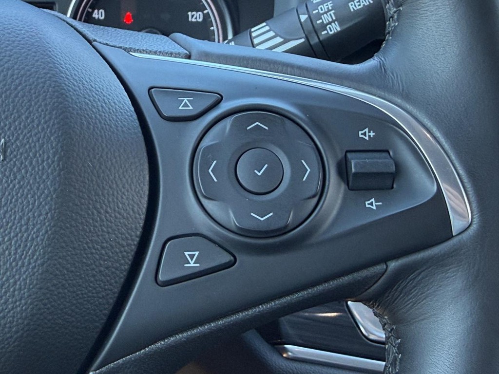 Buick Enclave Vehicle Full-screen Gallery Image 17