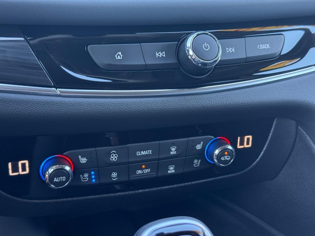 Buick Enclave Vehicle Full-screen Gallery Image 21