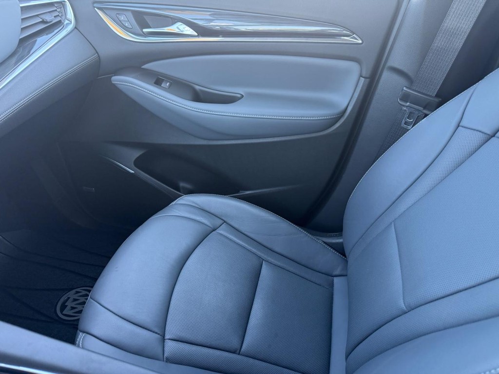 Buick Enclave Vehicle Full-screen Gallery Image 23