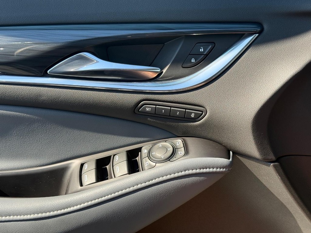 Buick Enclave Vehicle Full-screen Gallery Image 26