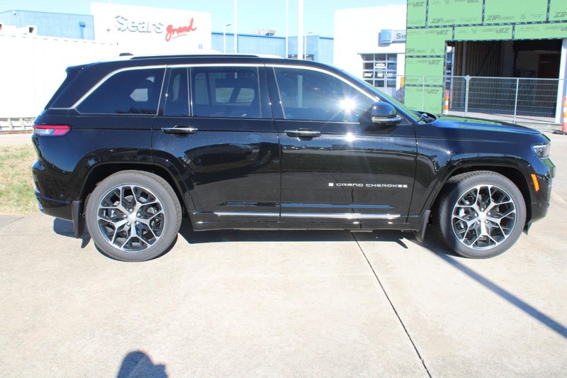 Jeep Grand Cherokee 4xe Vehicle Full-screen Gallery Image 4