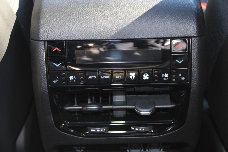 Jeep Grand Cherokee 4xe Vehicle Full-screen Gallery Image 12