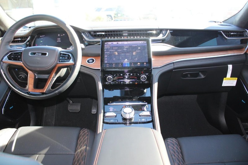 Jeep Grand Cherokee 4xe Vehicle Full-screen Gallery Image 13