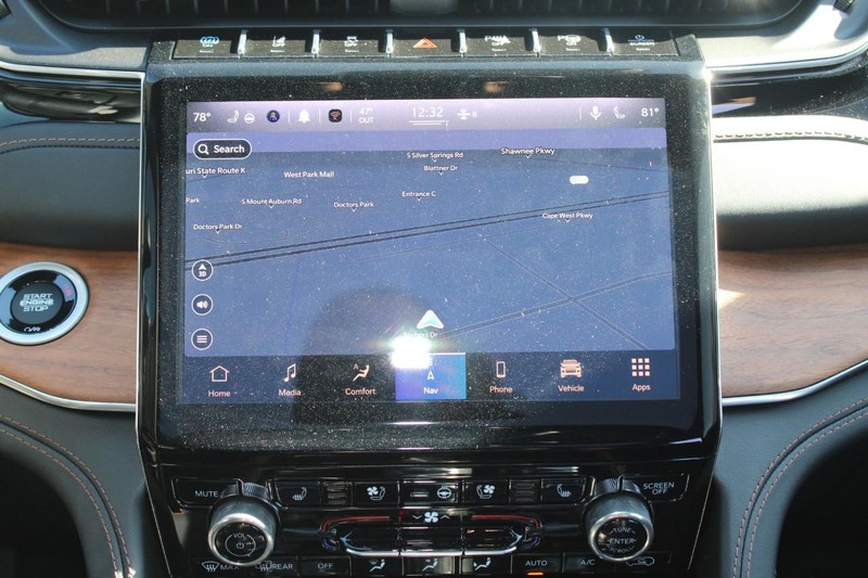 Jeep Grand Cherokee 4xe Vehicle Full-screen Gallery Image 17