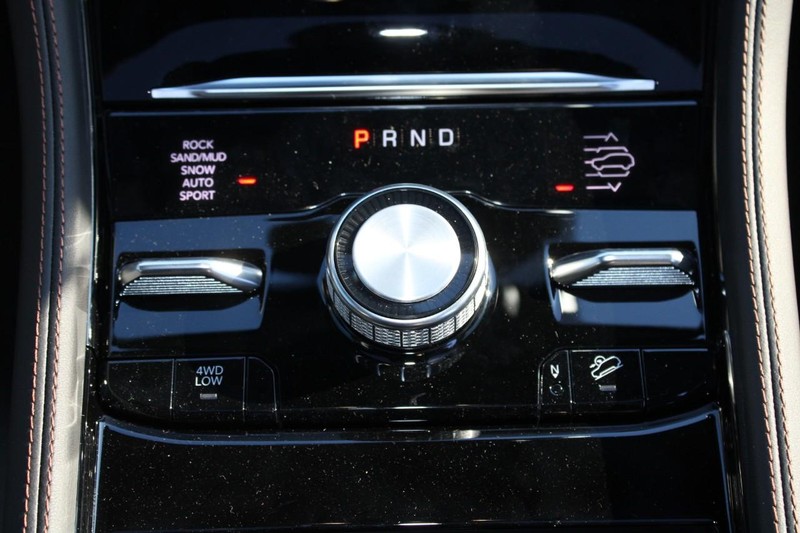 Jeep Grand Cherokee 4xe Vehicle Full-screen Gallery Image 19