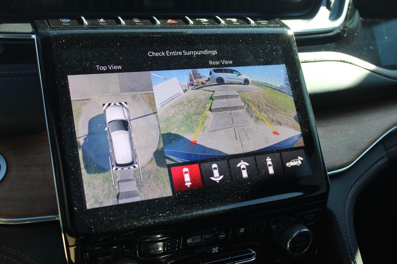 Jeep Grand Cherokee 4xe Vehicle Full-screen Gallery Image 25