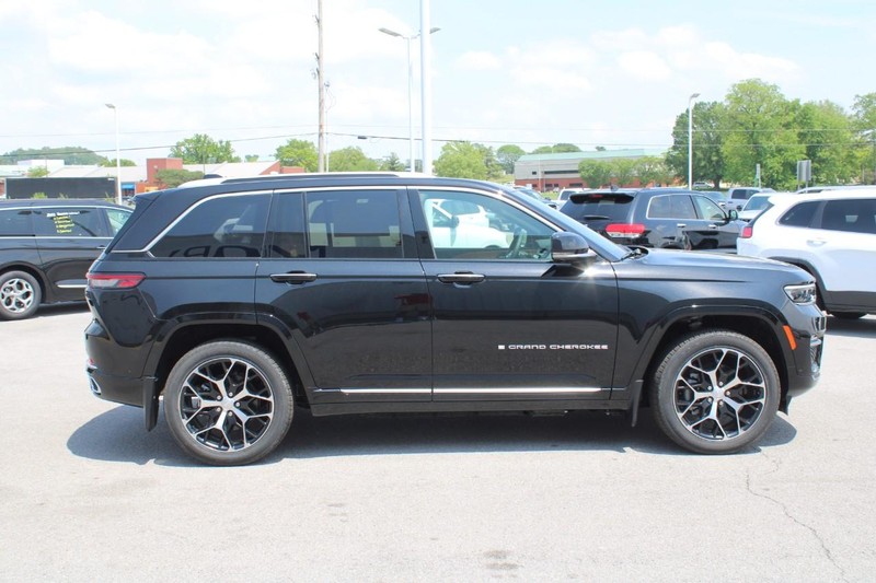 Jeep Grand Cherokee 4xe Vehicle Full-screen Gallery Image 4