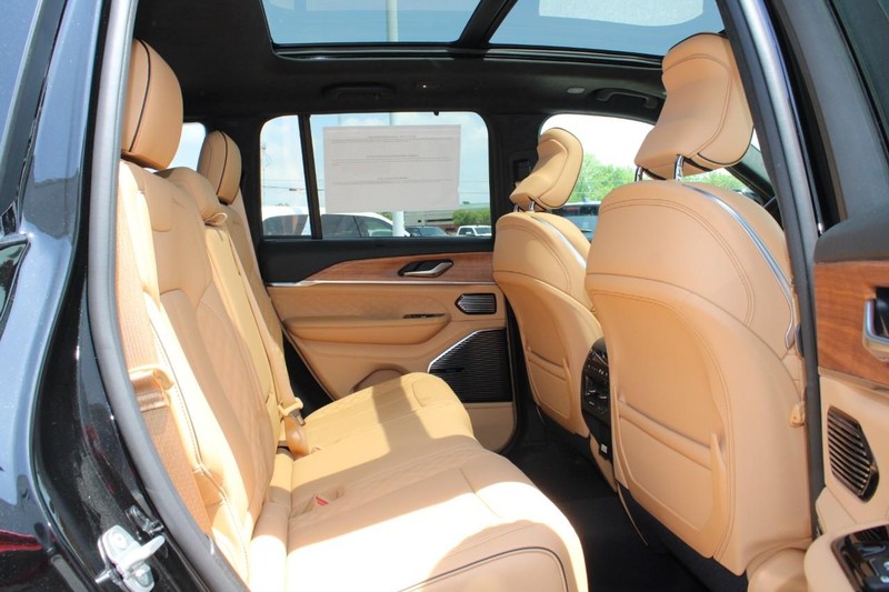 Jeep Grand Cherokee 4xe Vehicle Full-screen Gallery Image 10