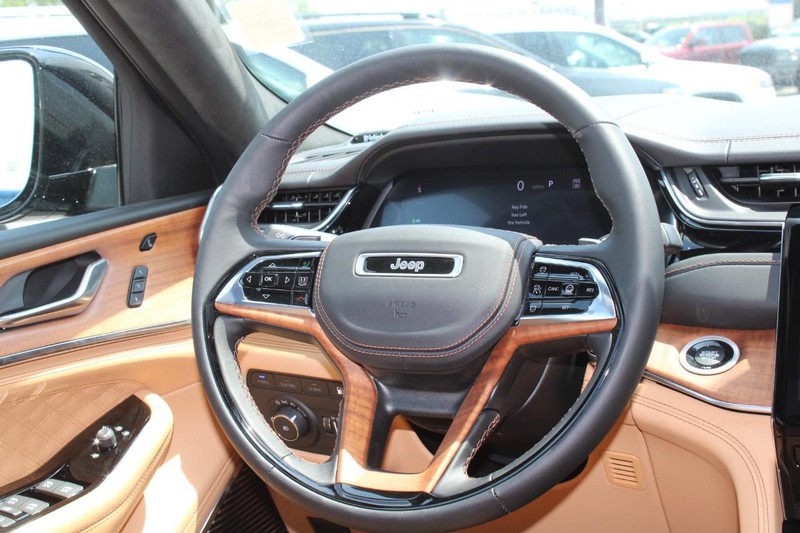 Jeep Grand Cherokee 4xe Vehicle Full-screen Gallery Image 14