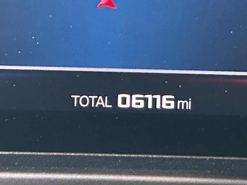 BMW M3 Vehicle Full-screen Gallery Image 20