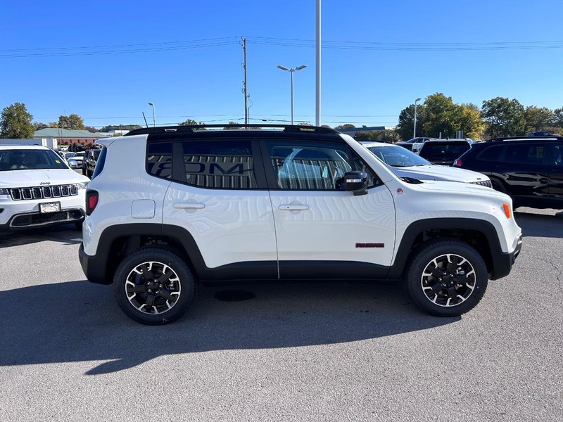 Jeep Renegade Vehicle Full-screen Gallery Image 4