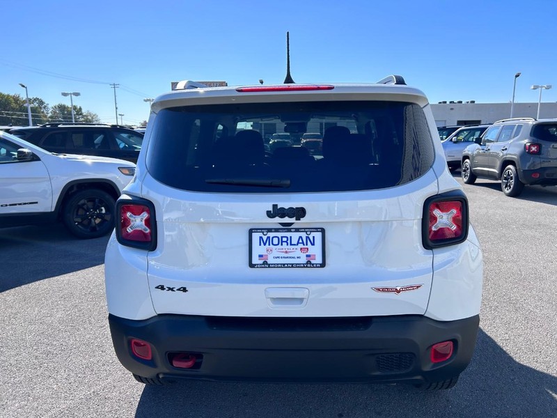 Jeep Renegade Vehicle Full-screen Gallery Image 6