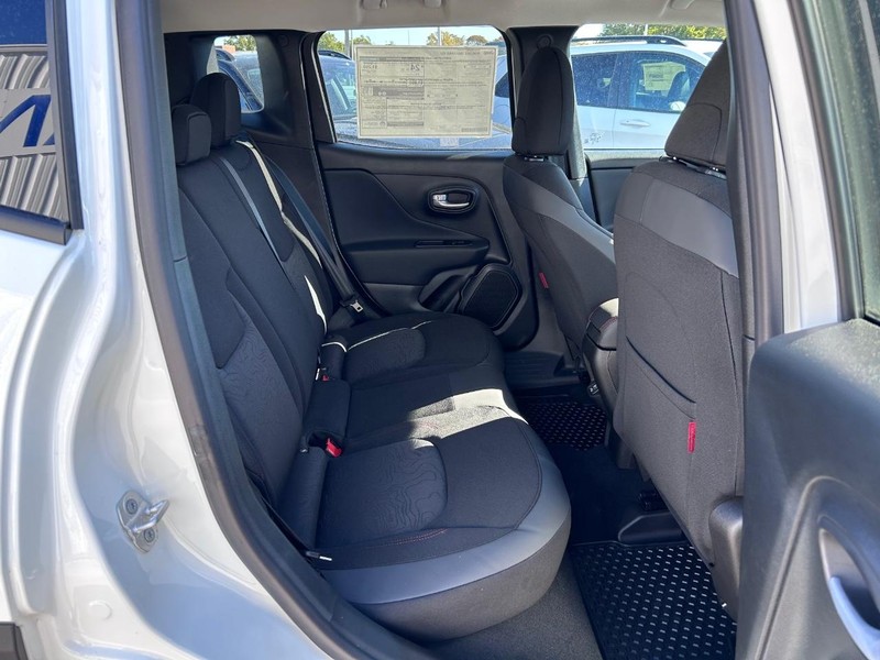 Jeep Renegade Vehicle Full-screen Gallery Image 9