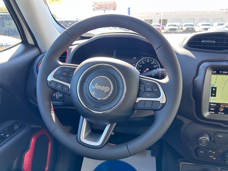 Jeep Renegade Vehicle Full-screen Gallery Image 11