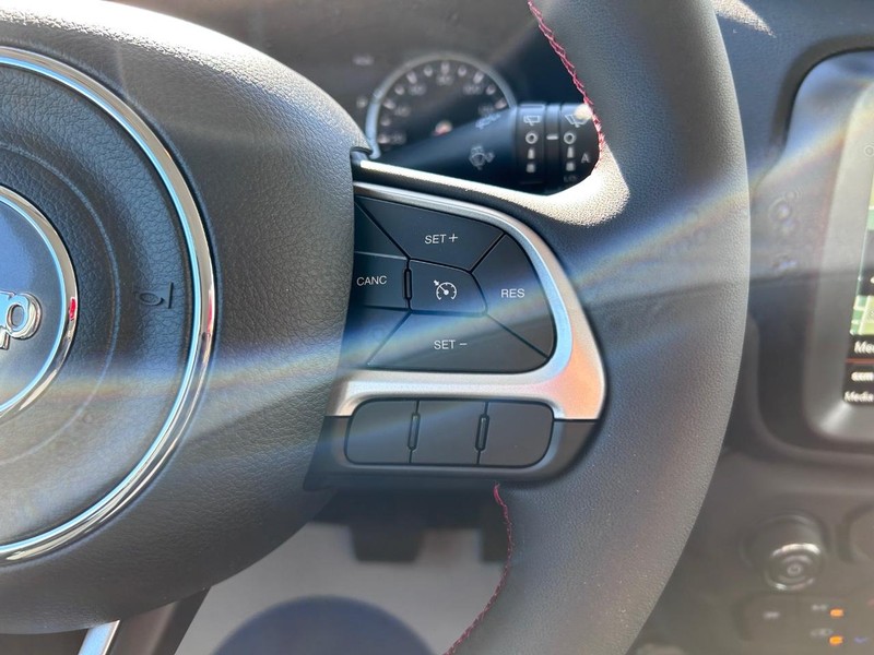 Jeep Renegade Vehicle Full-screen Gallery Image 13