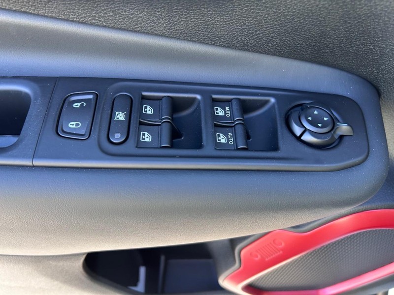 Jeep Renegade Vehicle Full-screen Gallery Image 18