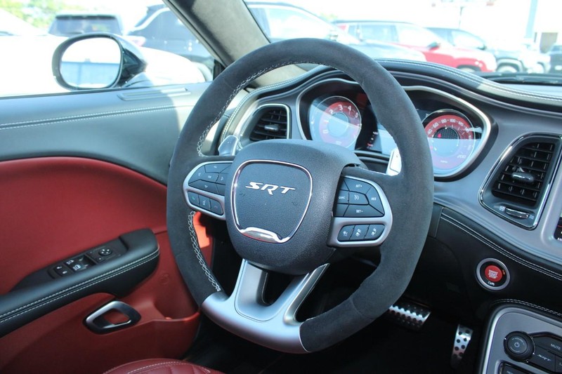 Dodge Challenger Vehicle Full-screen Gallery Image 12