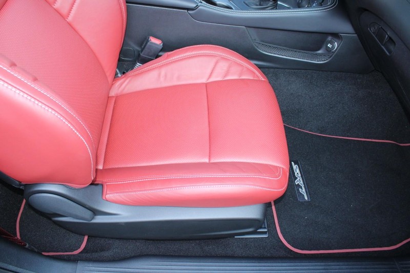 Dodge Challenger Vehicle Full-screen Gallery Image 18