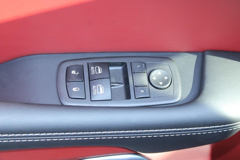 Dodge Challenger Vehicle Full-screen Gallery Image 19