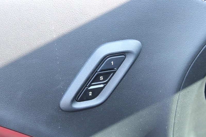 Dodge Challenger Vehicle Full-screen Gallery Image 20