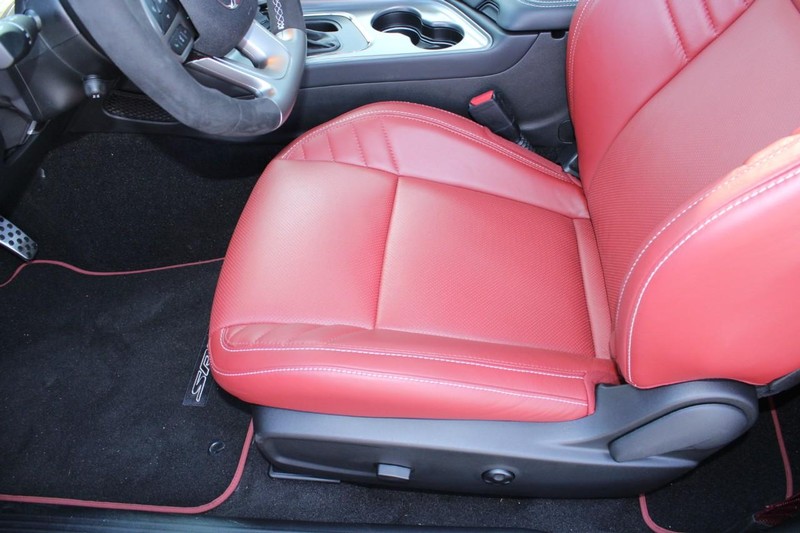 Dodge Challenger Vehicle Full-screen Gallery Image 21