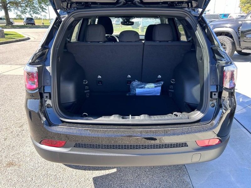 Jeep Compass Vehicle Full-screen Gallery Image 5