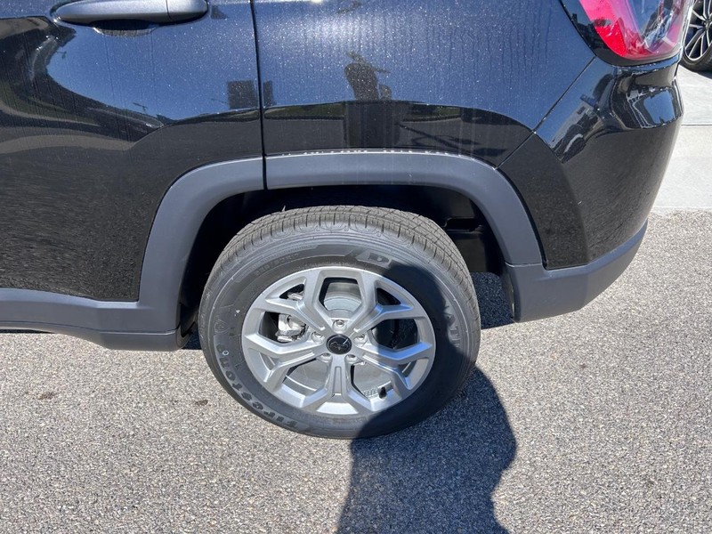 Jeep Compass Vehicle Full-screen Gallery Image 6