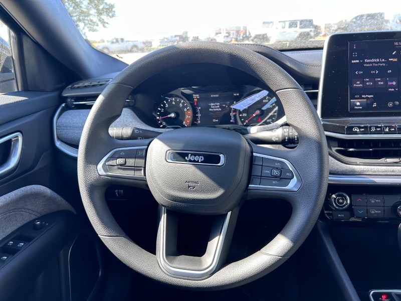 Jeep Compass Vehicle Full-screen Gallery Image 9