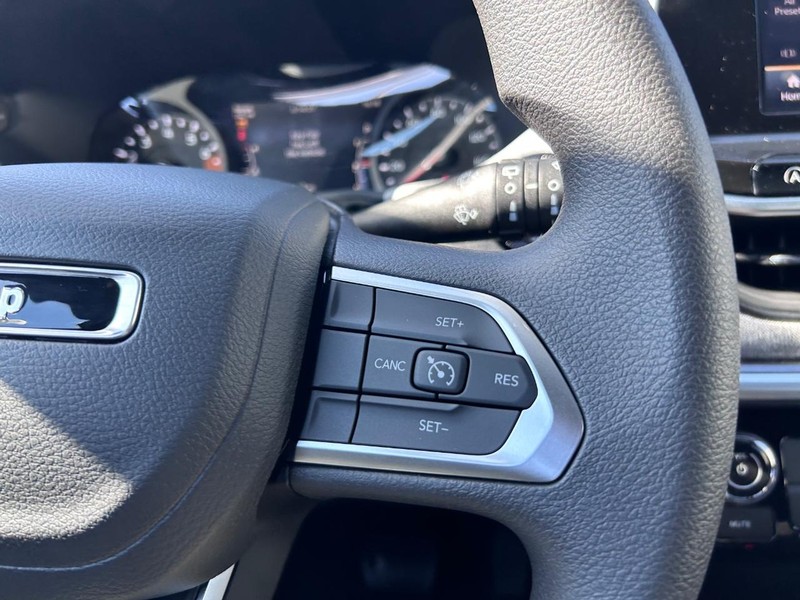 Jeep Compass Vehicle Full-screen Gallery Image 11