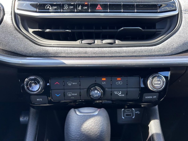 Jeep Compass Vehicle Full-screen Gallery Image 13