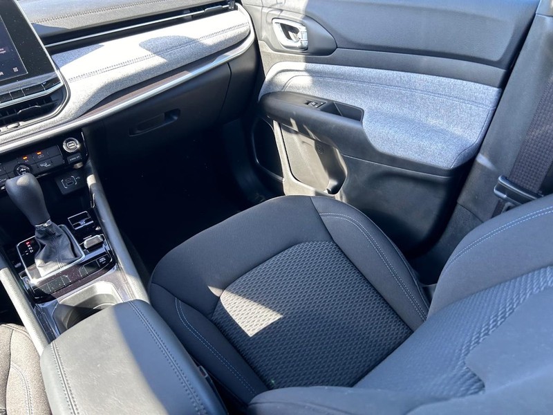 Jeep Compass Vehicle Full-screen Gallery Image 15