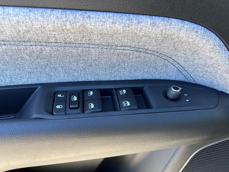 Jeep Compass Vehicle Full-screen Gallery Image 16