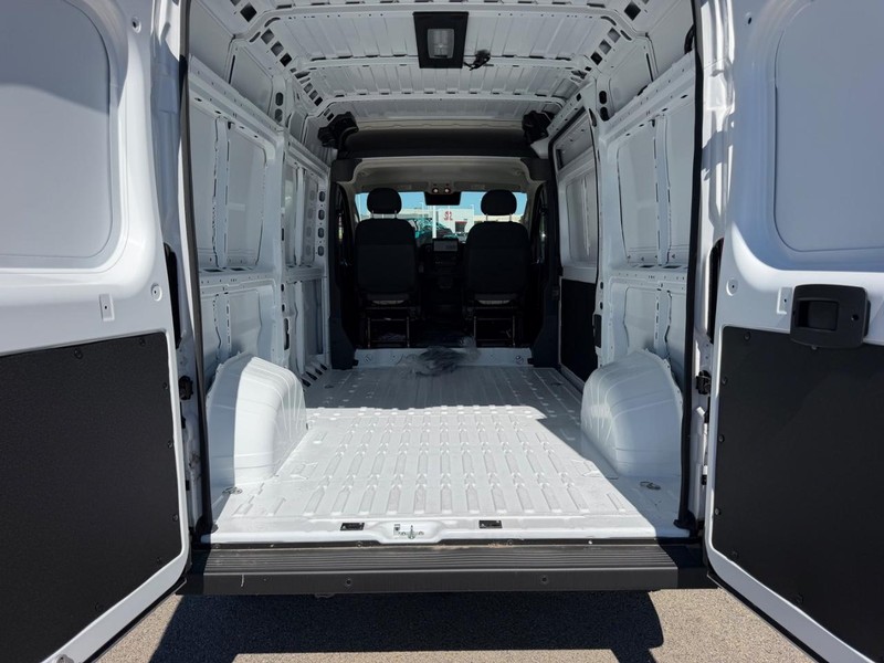 Ram ProMaster Cargo Van Vehicle Full-screen Gallery Image 6