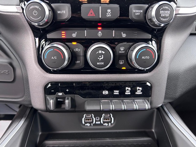 Ram 2500 Vehicle Full-screen Gallery Image 14