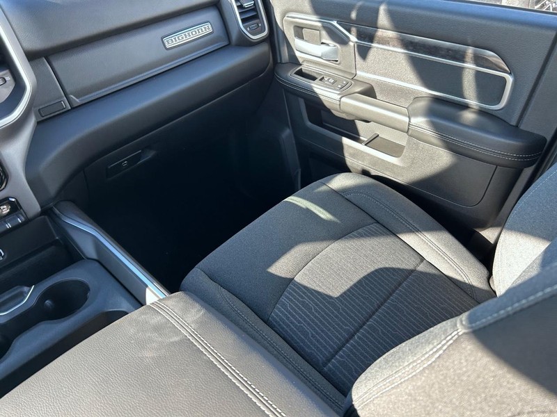 Ram 2500 Vehicle Full-screen Gallery Image 15