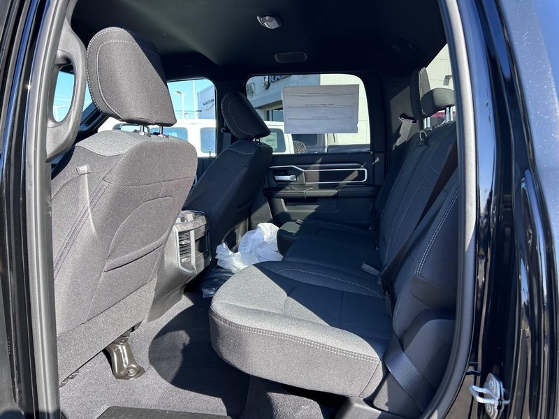 Ram 2500 Vehicle Full-screen Gallery Image 8