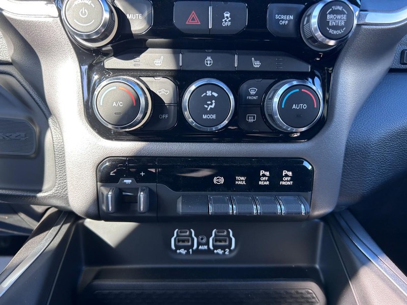 Ram 2500 Vehicle Full-screen Gallery Image 14