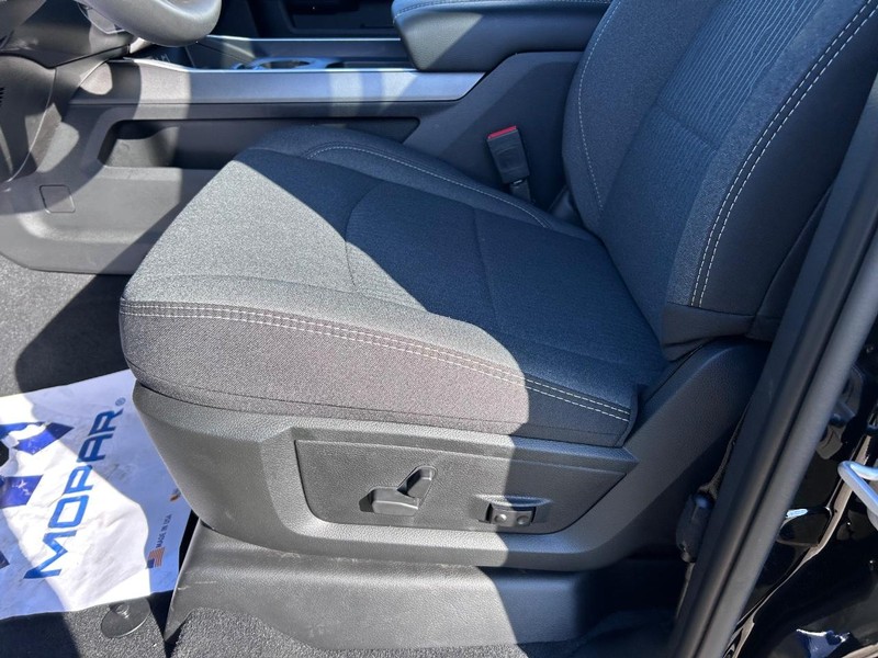 Ram 2500 Vehicle Full-screen Gallery Image 17