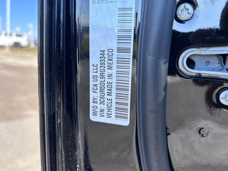 Ram 2500 Vehicle Full-screen Gallery Image 18