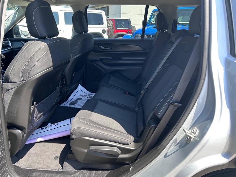 Jeep Grand Cherokee L Vehicle Full-screen Gallery Image 9