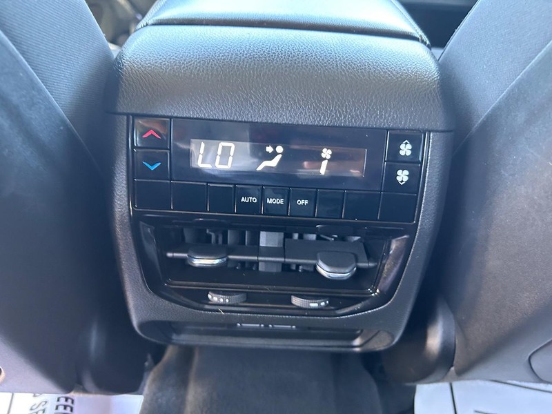 Jeep Grand Cherokee L Vehicle Full-screen Gallery Image 10