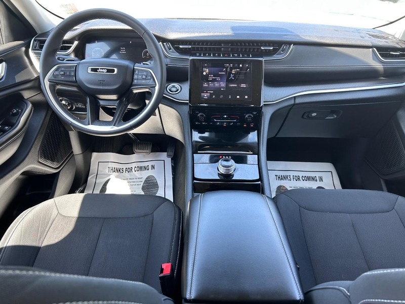 Jeep Grand Cherokee L Vehicle Full-screen Gallery Image 11