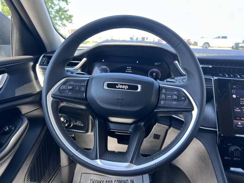 Jeep Grand Cherokee L Vehicle Full-screen Gallery Image 12