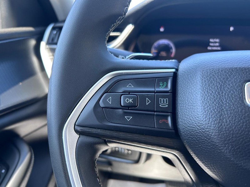 Jeep Grand Cherokee L Vehicle Full-screen Gallery Image 13