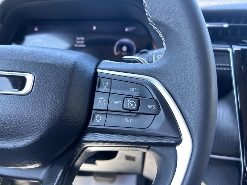 Jeep Grand Cherokee L Vehicle Full-screen Gallery Image 14