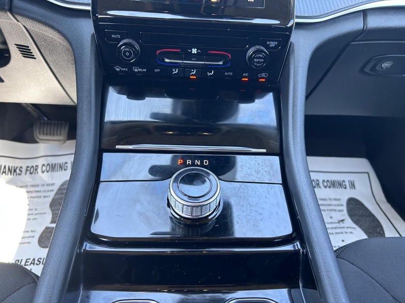 Jeep Grand Cherokee L Vehicle Full-screen Gallery Image 17