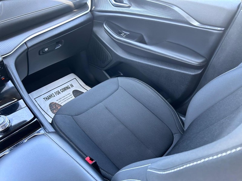 Jeep Grand Cherokee L Vehicle Full-screen Gallery Image 18