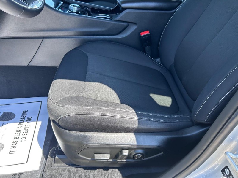 Jeep Grand Cherokee L Vehicle Full-screen Gallery Image 20