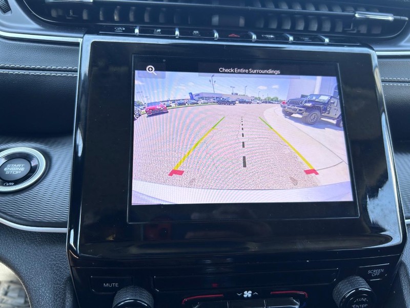 Jeep Grand Cherokee L Vehicle Full-screen Gallery Image 22