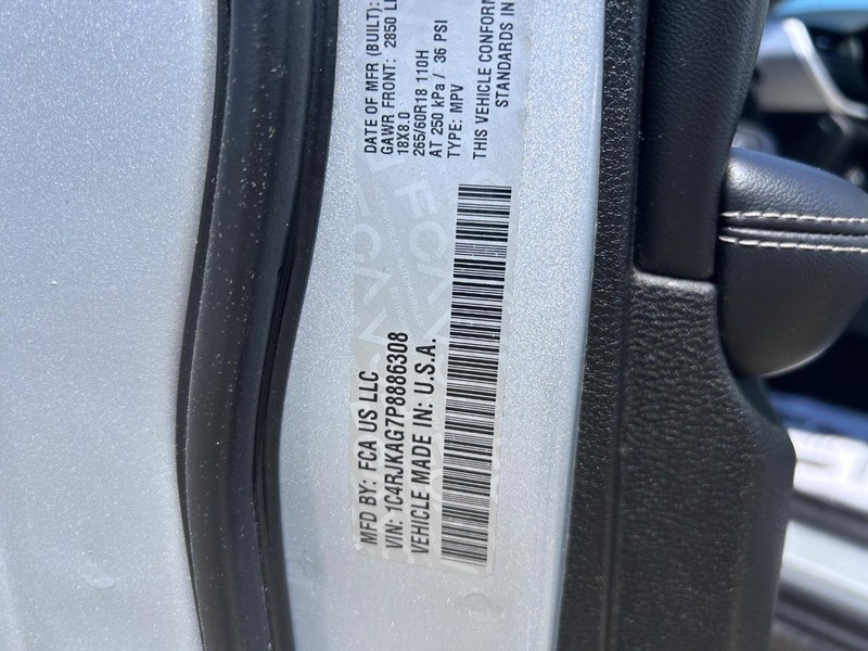 Jeep Grand Cherokee L Vehicle Full-screen Gallery Image 23